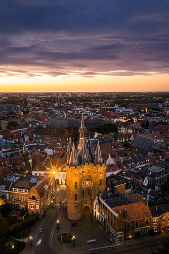 Sassenpoort in Zwolle tijdens zonsondergang van bovenaf gezien