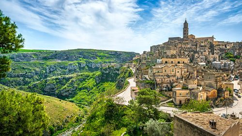 Panoramablick auf die antike Steinstadt Sassi von Matera und die Schlucht von Stefano Orazzini