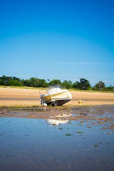 Un bateau à moteur sur la plage