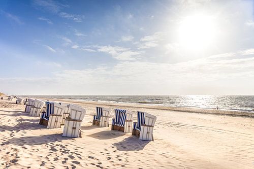 Des chaises longues dans la lumière du soir sur Sylt sur Christian Müringer