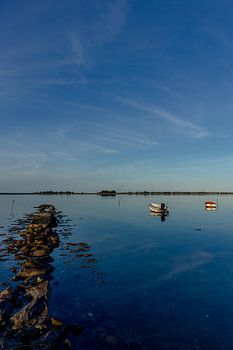 Reisefotografie - ruhige See mit Felsen und zwei Booten