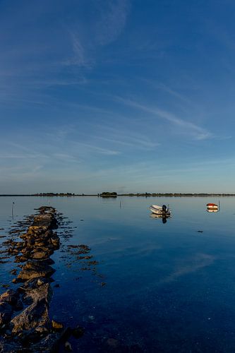 Reisfotografie  - rustige zee met rotsen en twee bootjes