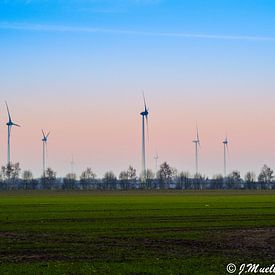 Windmühlen im Sonnenuntergang van Janine Müller