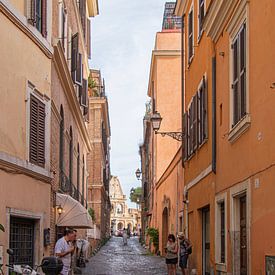 Typisch Romeins straat met Colosseum op de achtergrond van David van der Kloos