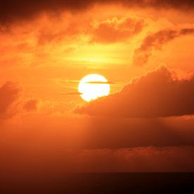 Feurig orangefarbener Sonnenaufgang von Daniel van Delden