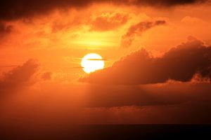 Feurig orangefarbener Sonnenaufgang von Daniel van Delden