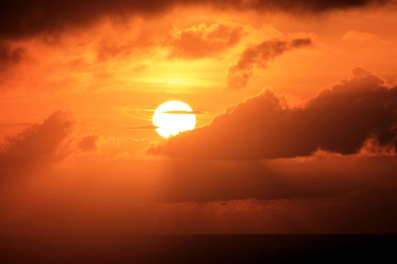 Vurige oranje zonsopkomst van Daniel van Delden