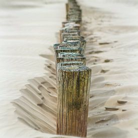 Strandpaal op het strand van  Ameland van Sanneke Kortbeek