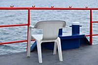 Plastic stoel op scheepsdek