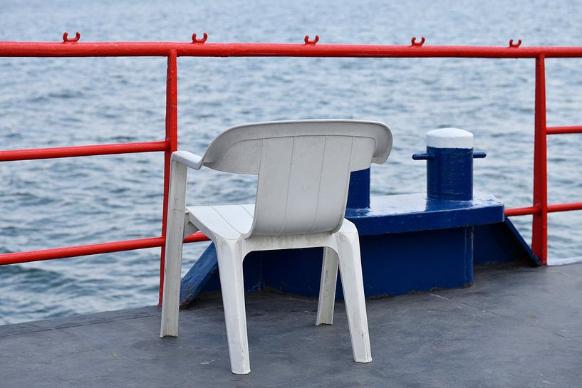 Plastic stoel op scheepsdek von Gerda Beekers