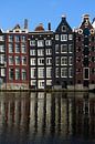 Grachtenpanden aan het Damrak in Amsterdam van Merijn van der Vliet thumbnail