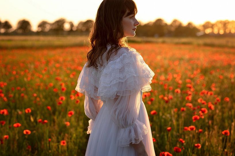 Femme dans un champ de coquelicots par Marloes van Antwerpen