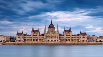 Das Parlamentsgebäude in Budapest an der Donau von Roland Brack