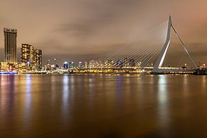 Le pont Erasmus de Rotterdam illuminé sur Cindy van der Sluijs