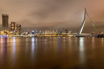 Le pont Erasmus de Rotterdam illuminé