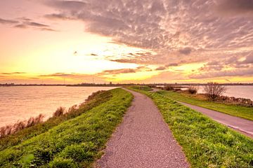 De Dijk bij Marken bij zonsondergang van Eye on You