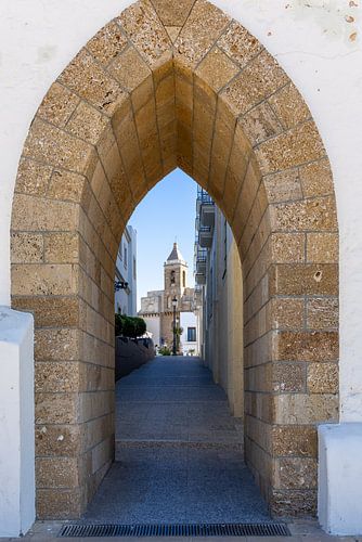 Boog met uitzicht op de oude en historische katholieke kerk, Parroquia Nuestra Seora de la O, Agrupacion of Rota, Cdiz, Andalusië, Spanje