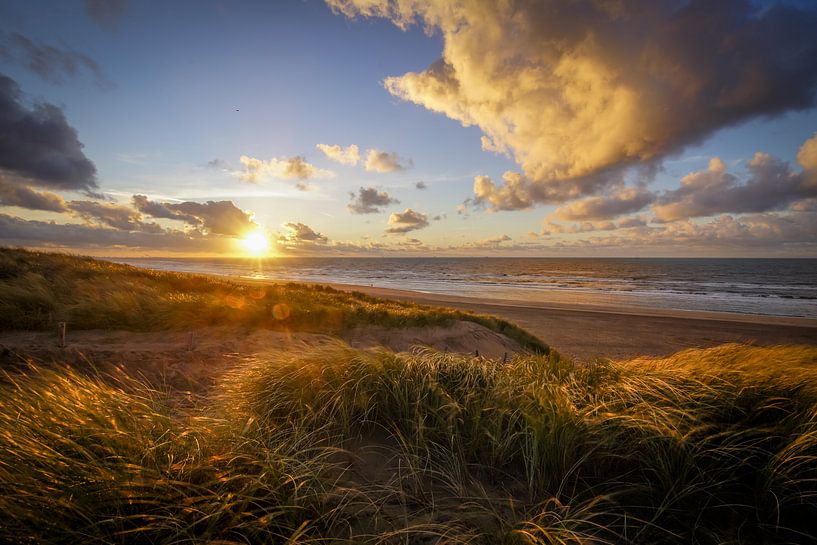 Sonnenuntergang Strand und Düne von Dirk van Egmond