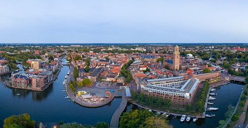 Luchtfoto binnenstad Zwolle tijdens een zomerse zonsondergang