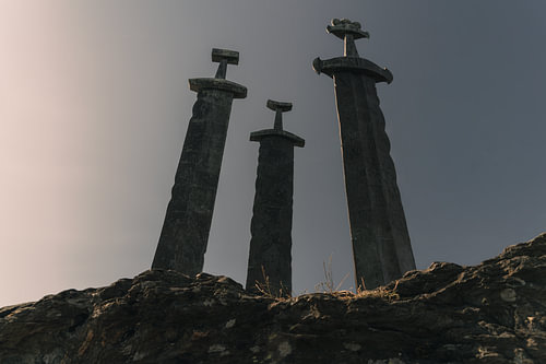 Historisches Wikinger-Denkmal – Horizontales Panorama der „Sverd i fjell“-Schwerter in Stavanger