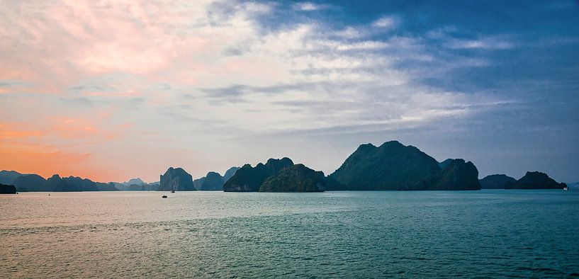 Avond in Ha Long Bay, Vietnam van Rietje Bulthuis