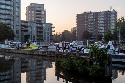 Zonsopkomst en gele boot in de Passantenhaven te Weert