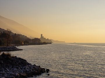 Coucher de soleil sur le lac de Garde sur Mustafa Kurnaz