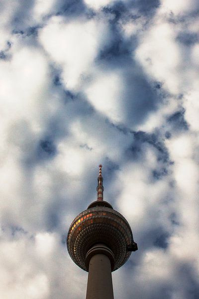 Fernsehturm tot aan de wolken by Rutger Hoekstra