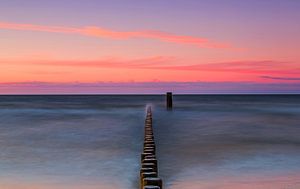 Buhnen an Meer im Sonnenuntergang