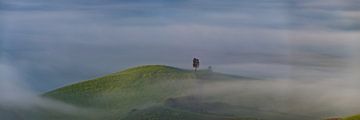 Heuvelachtig landschap bij Volterra, Toscane, Italië van Walter G. Allgöwer