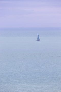 Minimalistisches Segelboot in Pastellfarben von Imladris Images
