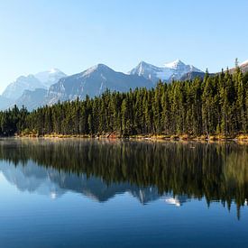 Spiegelung der kanadischen Rocky Mountains von Nathan Marcusse