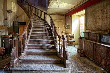 Treppe in einem verlassenen Schloss in Frankreich. von Tilly Meijer