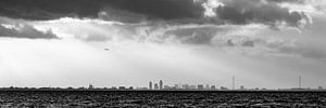 panorama skyline  Amsterdam over het meer