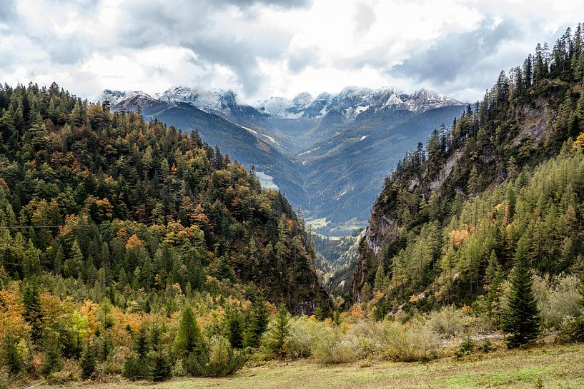 Vue sur les sommets des montagnes par Esmé Gernette