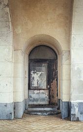 Concealed door by Karlijne Geudens