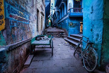 Ruelle bleue dans le bidonville de Varanasi. Wout Kok One2expose sur Wout Kok