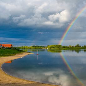 Regenbogen über dem Wasser von Sharon Hendriks