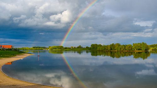 Regenboog boven het water
