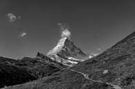Matterhorn im September mit Wanderweg in schwarzweiß von Annika Selma Photography Miniaturansicht