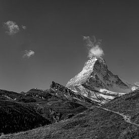 Matterhorn im September mit Wanderweg in schwarzweiß von Annika Selma Photography
