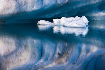 Reflectie van ijsschotsen in Jökulsárlón (IJsland)