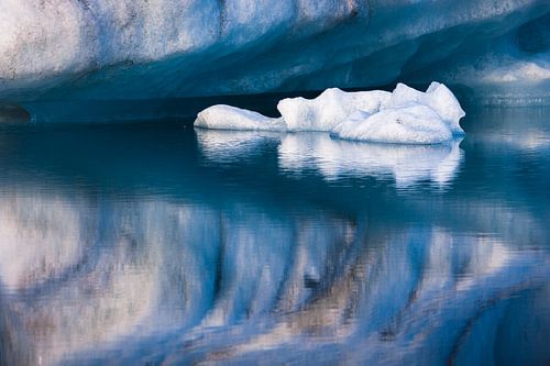 Reflection of ice floes in Jökulsárlón (Iceland)