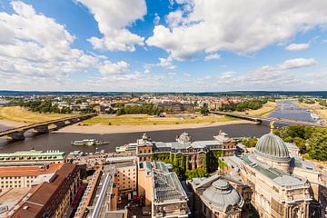 Uitzicht op Dresden met de Brühlsche Terrasse en de Elbe rivier van Werner Dieterich