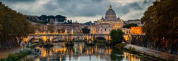Panorama der Engelsbrücke, des Tibers und des Petersdoms in Rom