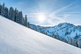 Sun, winter, snow on the Hochgrat by Leo Schindzielorz