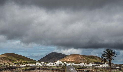 Zware oceaanlucht boven het dorpje Tinajo op Lanzarote