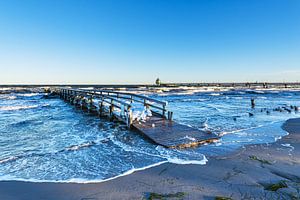 Steg und Seebrücke an der Ostseeküste bei Zingst auf dem Fisch