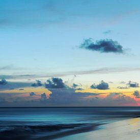 Sunset at the beach van Fred en Roos van Maurik