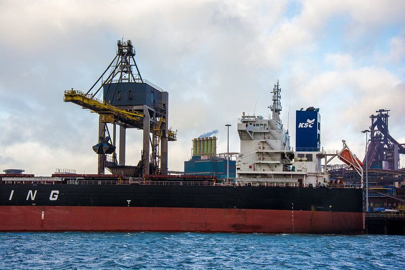 Bulkcarrier in de haven onder de kraan aan het lossen. van scheepskijkerhavenfotografie